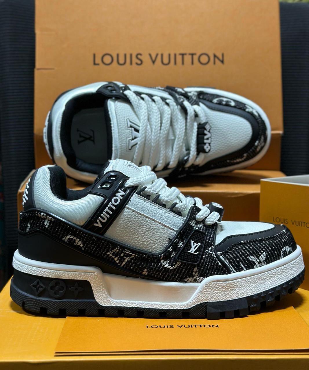 Louis Vuitton LV Maxi – Black & White