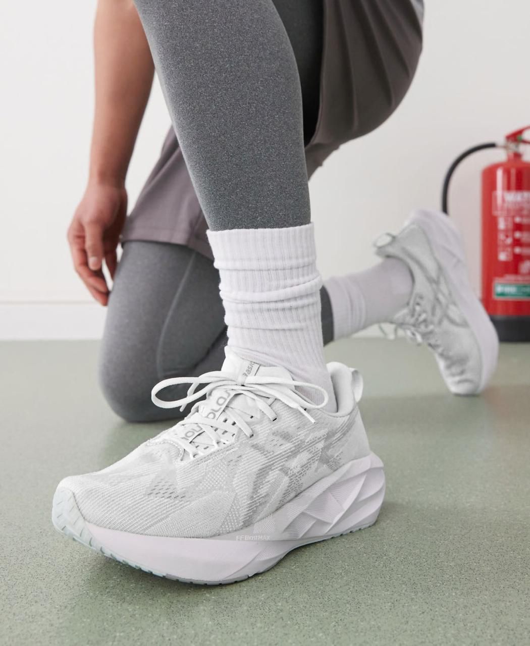 ASICS Novablast 5 White Piedmont Grey